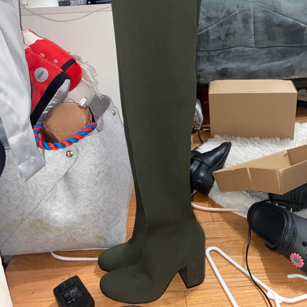Kneee high boots